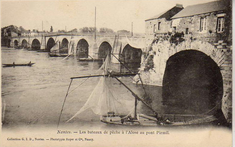 Nantes_Les_Bateaux_de_peches_a_L-alose_au_Pont_de_Pirmil.jpg