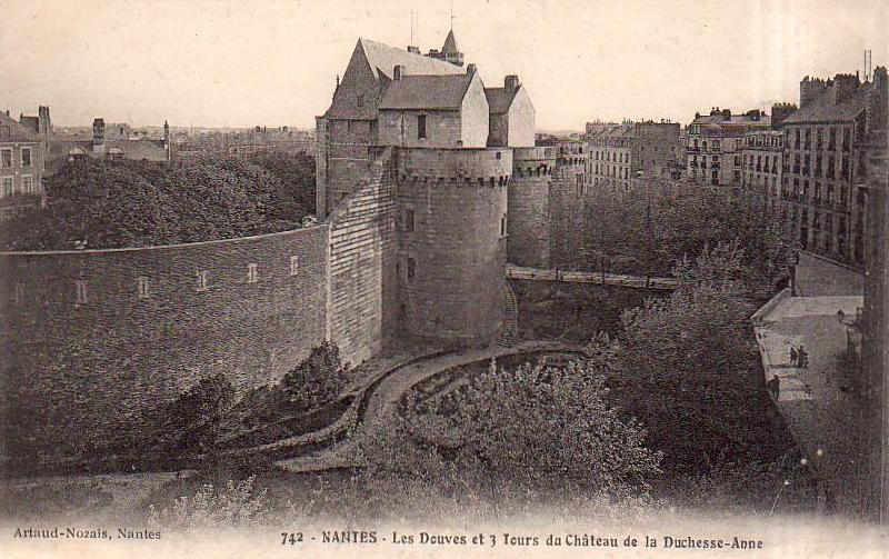Nantes_Les_Douves_et trois-Tours_du_Chateau.jpg