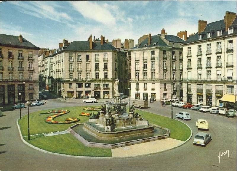 Nantes_La_Place_Royale_La_rue_Crebillon.jpg