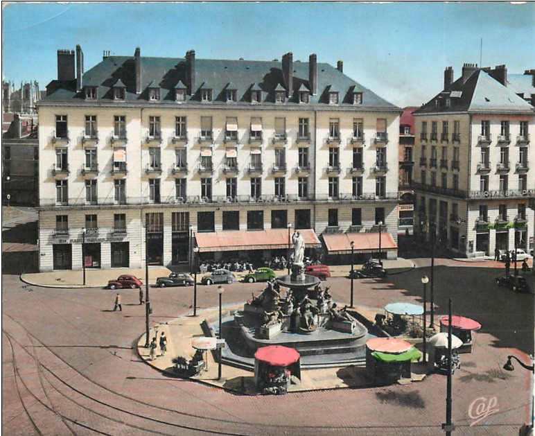 Nantes_Place_Royale_La_Fontaine .jpg