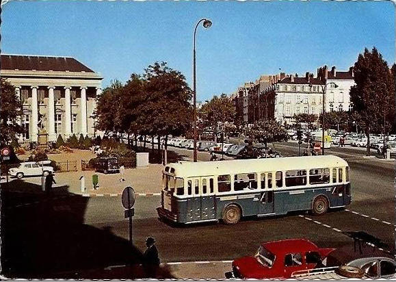 Nantes_Place_du_Change_Bus_Chausson.jpg