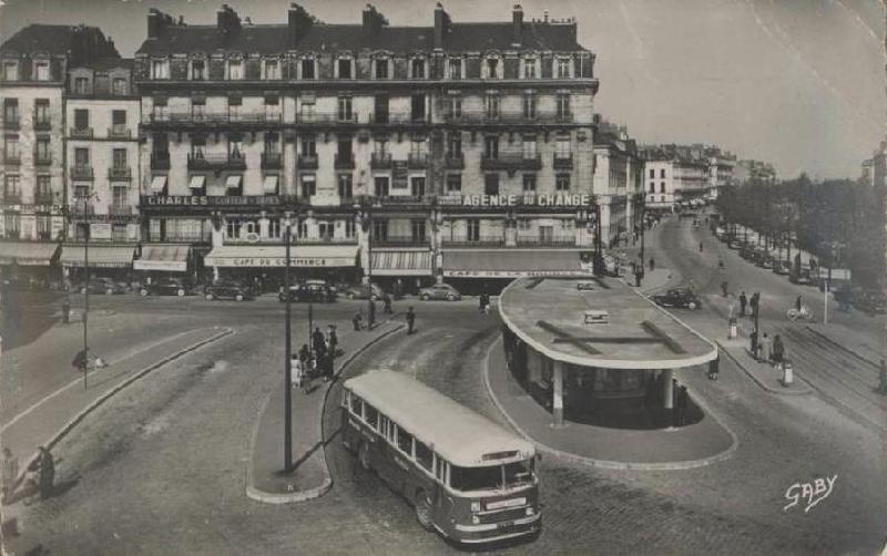 Nantes_Place_du_Commerce_Bus_Chausson_01.jpg