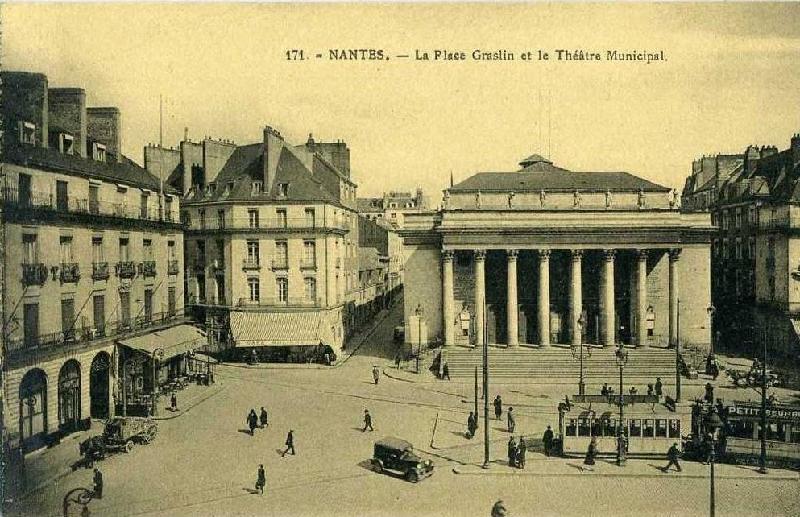 Nantes_La_Place_Graslin_et_le_Theatre_Municipal.jpg