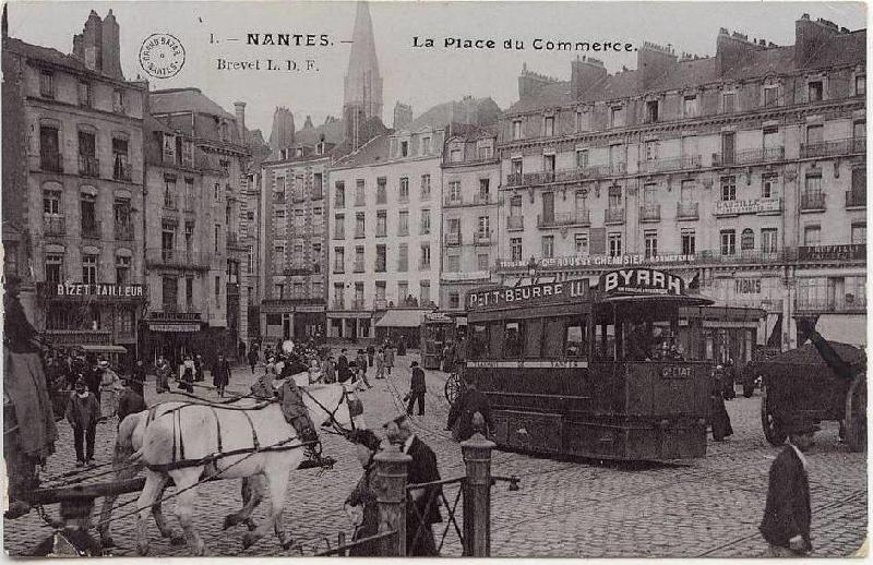Nantes_La_Place_du_Commerce_01.jpg