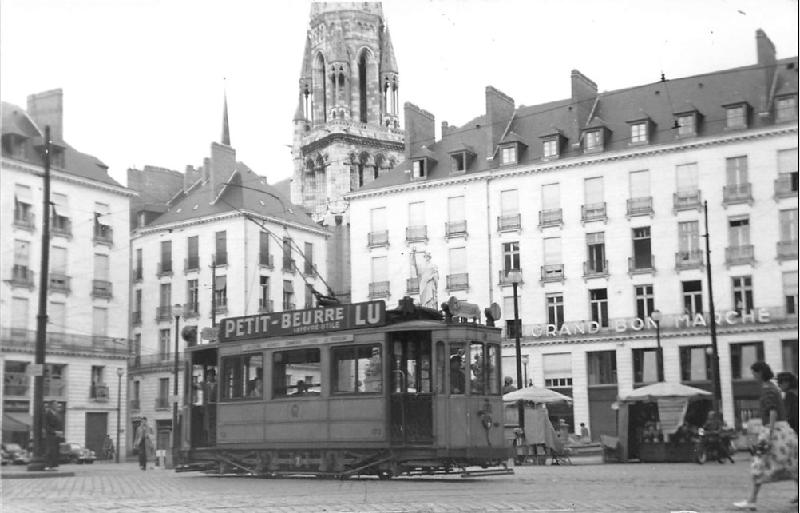 Nantes_La_Place_du_Commerce_et_le_tramway.jpg