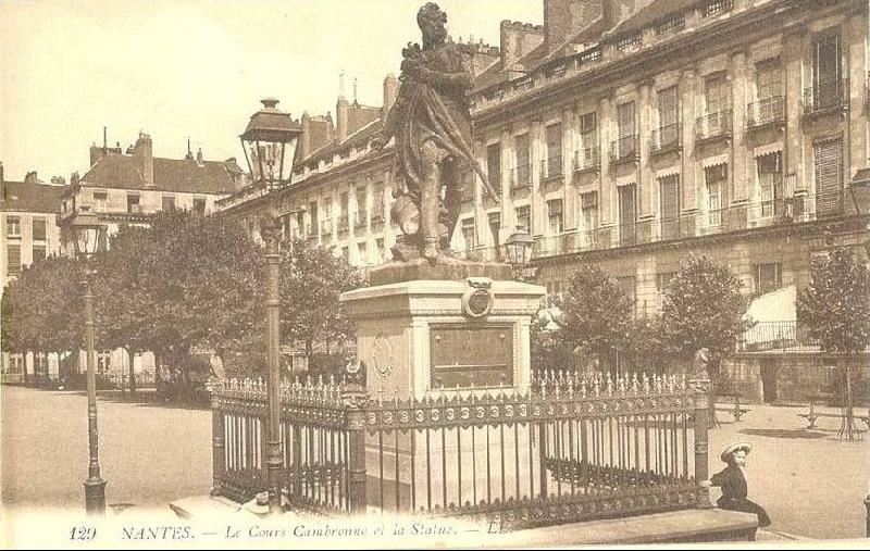Nantes_Le_Cours_Cambronne_et_la_Statue.jpg