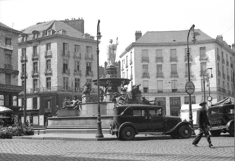 Nantes_Place_Royale_et_la_Fontaine_0.jpg