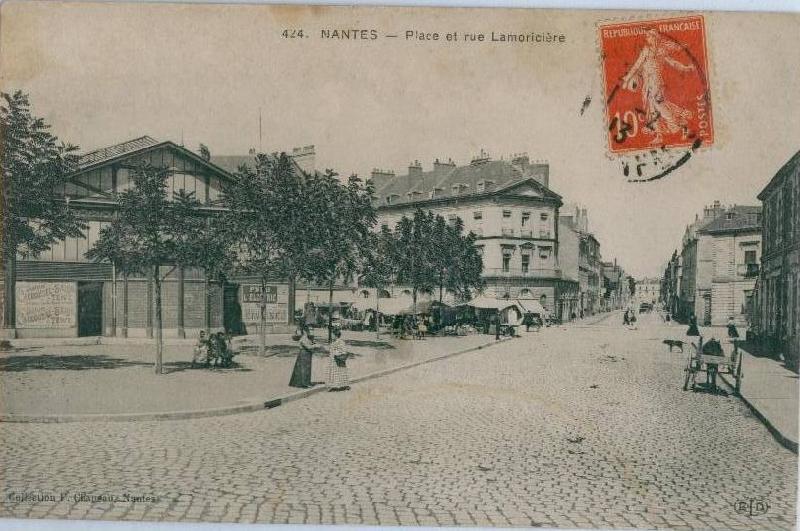 Nantes_Place_et_rue_Lamoriciere.JPG