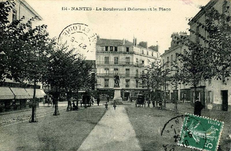 Nantes_le_Boulevard_Delorme_et_la_Place.jpg