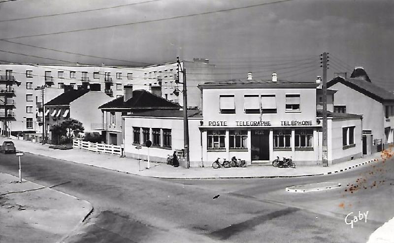 Nantes-Reze_la_Poste_avenue_de_la_Liberation.jpg