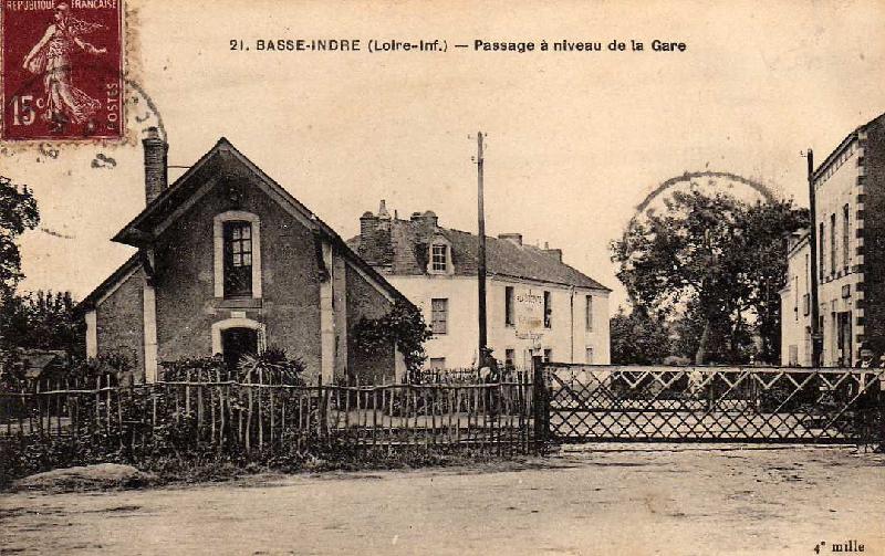 Basse-Indre_Passage_a_niveau_de_la_Gare.jpg