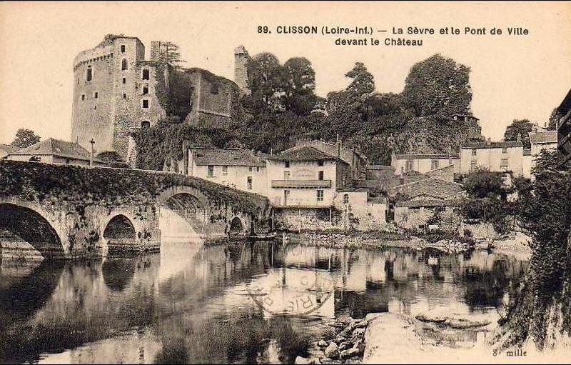 Clisson_La_Sevre_et_le_Pont_de_Ville_devant_le_Chateau.jpg