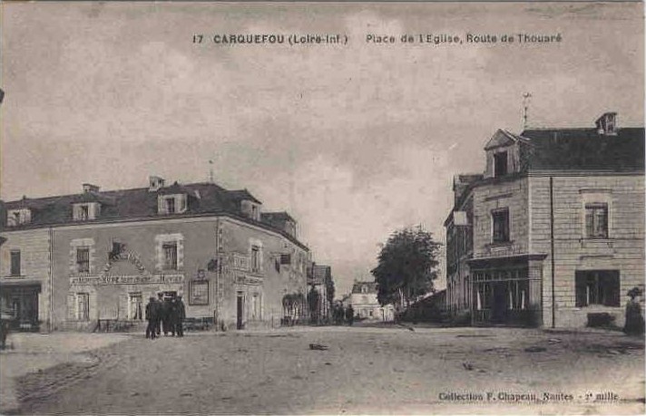 Carquefou_Place_de_l-Eglise_Route_de_Thouare.jpg