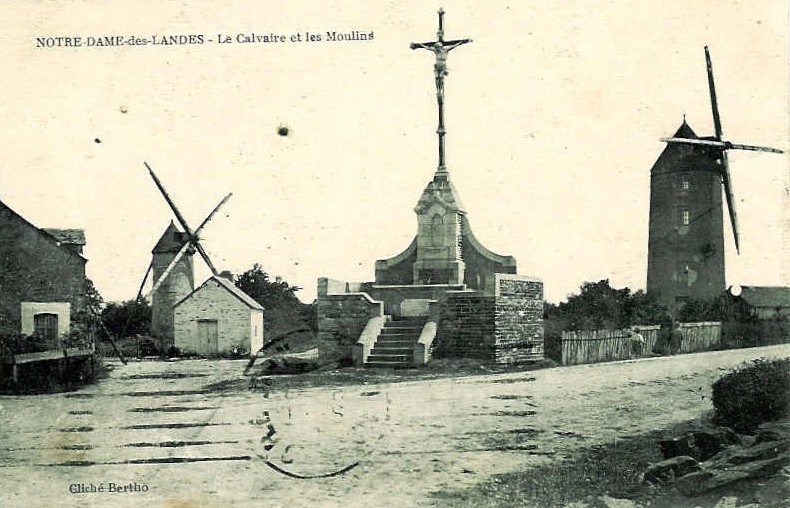 Notre-Dame-des-Landes_Le_Calvaire_et_les_Moulins.jpg